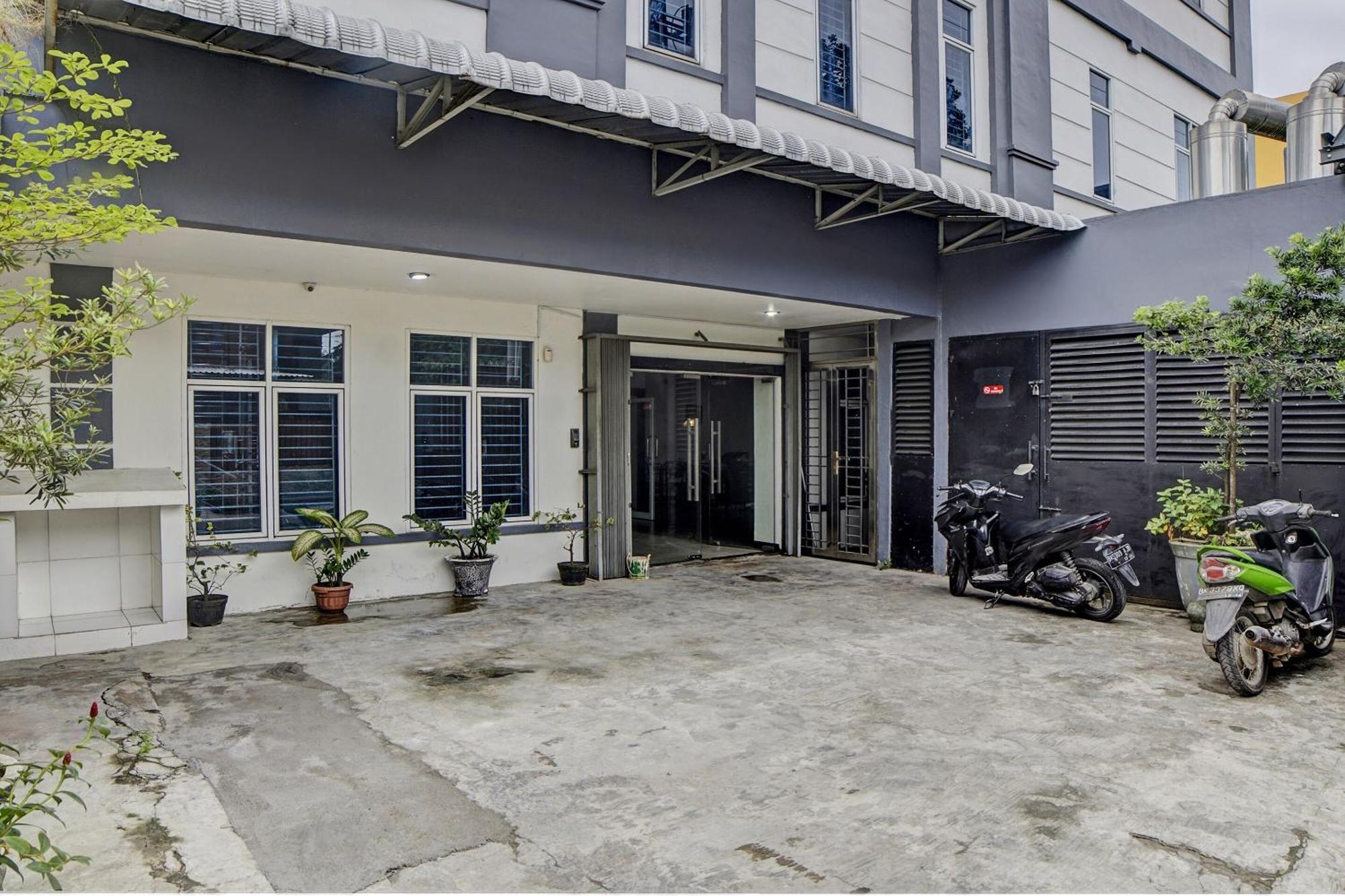 Spot On 92822 Finest House Near Amplas Bus Terminal Medan Extérieur photo