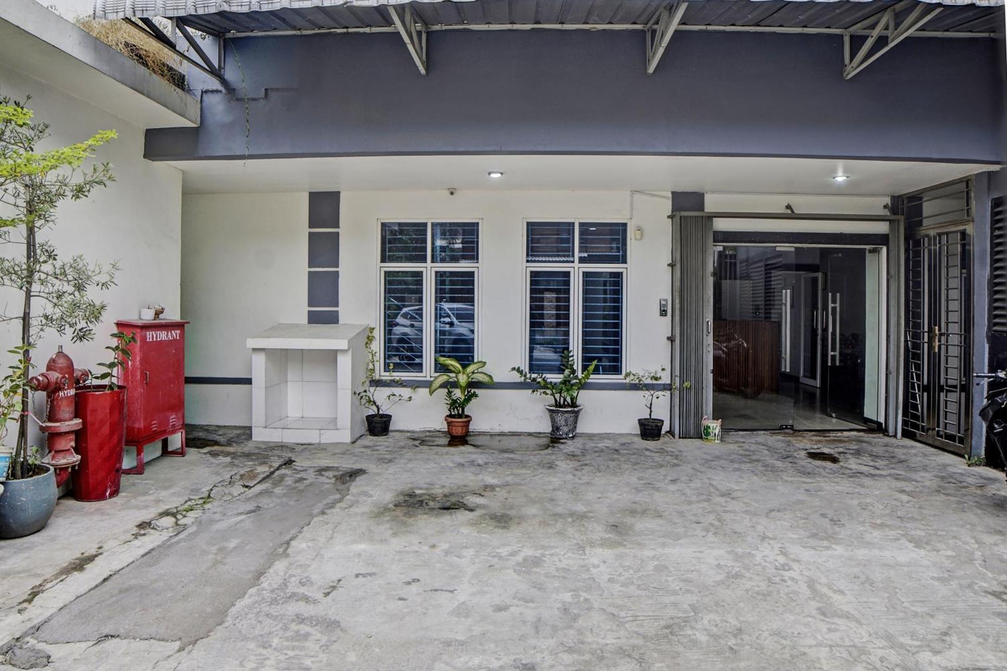 Spot On 92822 Finest House Near Amplas Bus Terminal Medan Extérieur photo